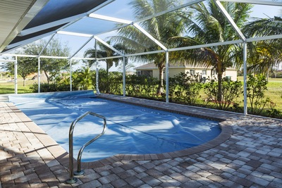 What to Look for in a Pool Enclosure Professional